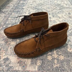 NEW Minnetonka Tan Suede Lace-Up Moccasins